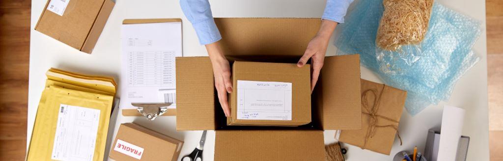Pakowanie przesyłki przez pracownika biura